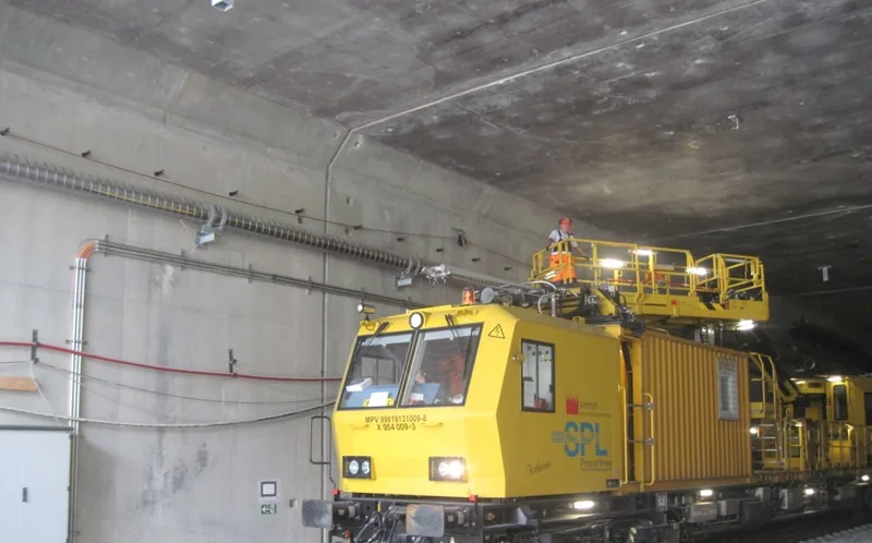 Montage der Oberleitung im Tunnel