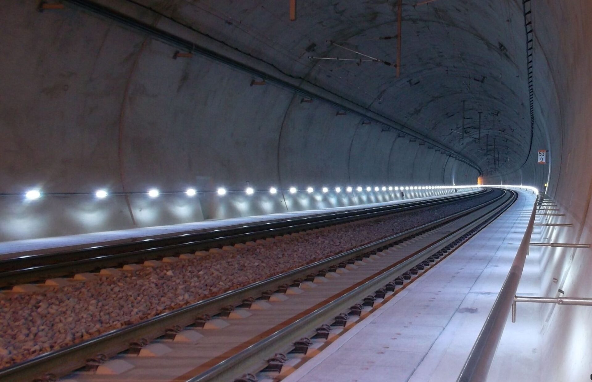 Beleuchteter Eisenbahntunnel – betriebstechnische Ausrüstung