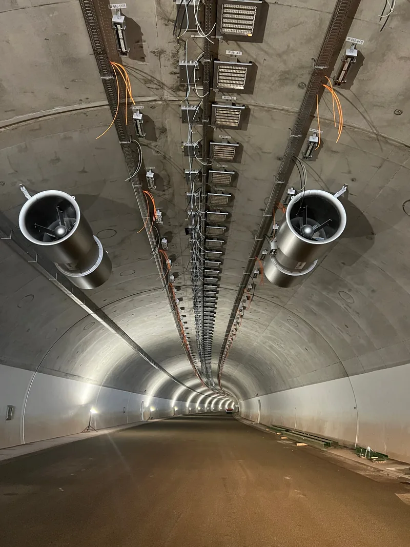 Montage von Tunnelbeleuchtung und Tunnellüftung