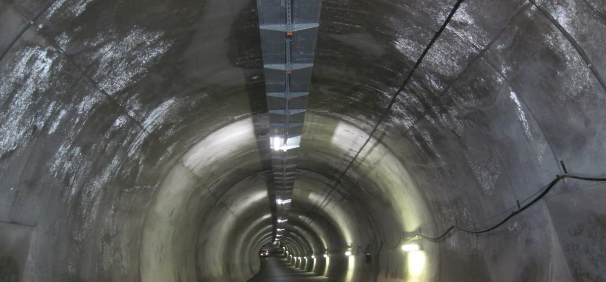 Beleuchteter Fluchtstollen im Tunnel